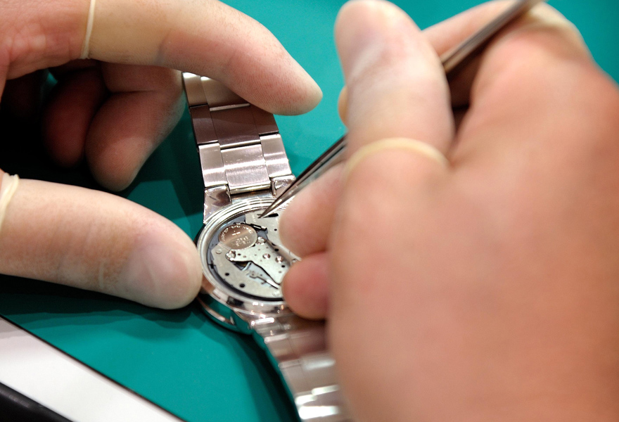 クォーツ式腕時計の電池交換、適切なタイミングは？ | 高級腕時計専門