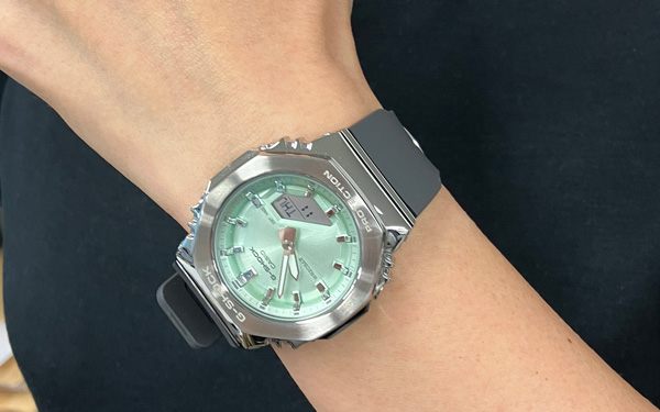 レディースG-SHOCKの新たな選択肢。最新作「GM-S2110」を着用