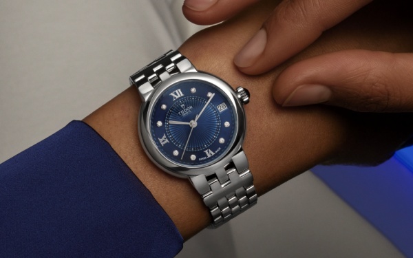 HERMESメンズ アナデジ レザーストラップ2個付き 拡がる