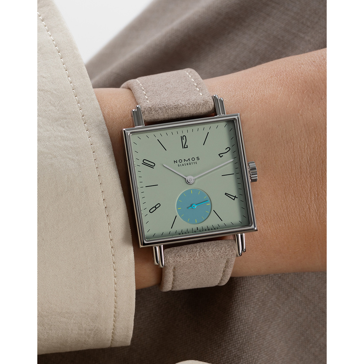 ノモス グラスヒュッテ テトラ