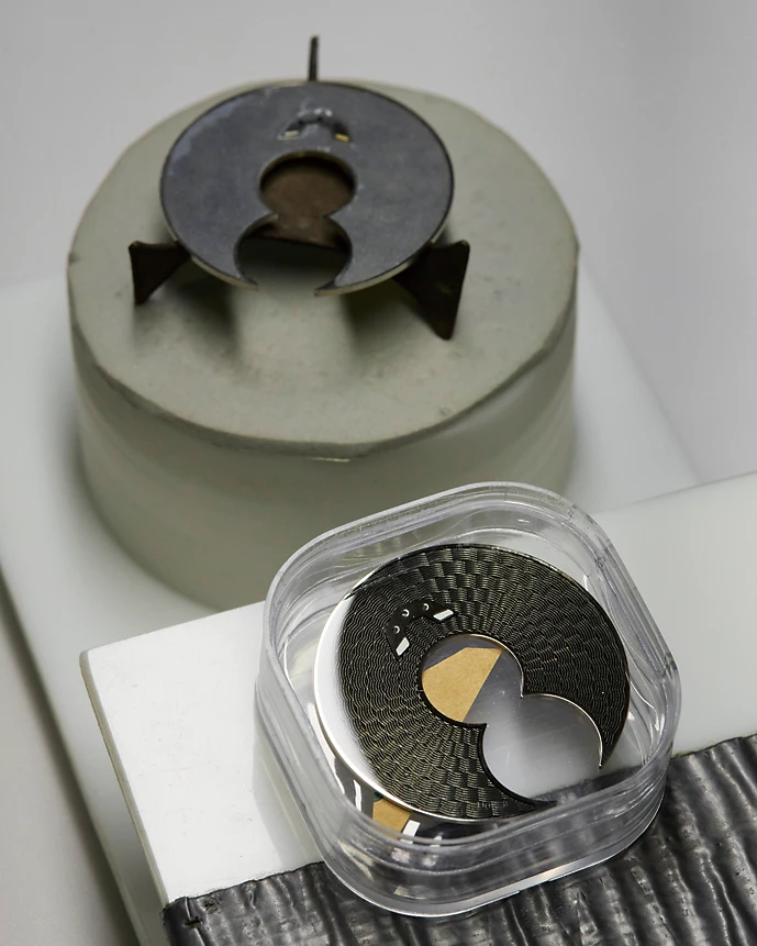 「フリーク X グレーエナメル」の焼成前と焼成後のディスク