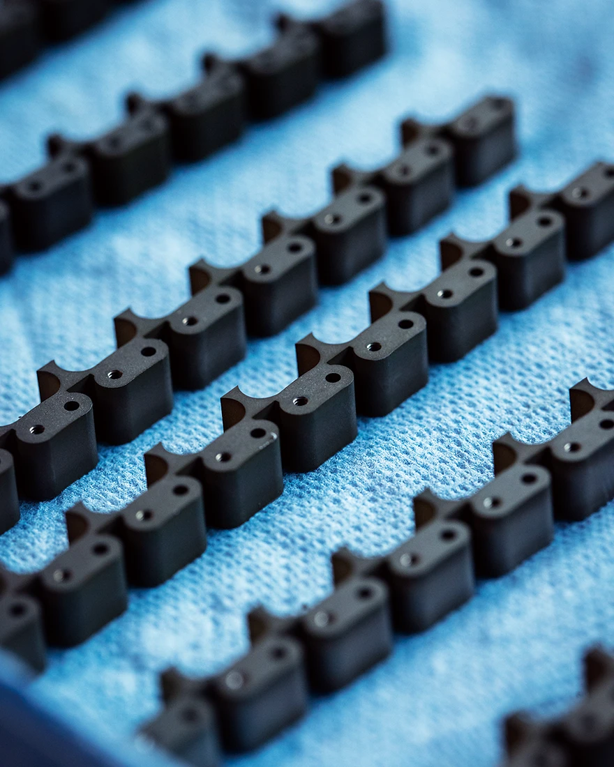 穴を開けた後、ワイヤ放電加工機で円弧状にくりぬかれた状態のコマ