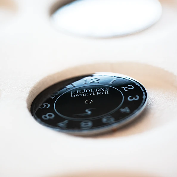 アンスラサイトグレーエナメル文字盤