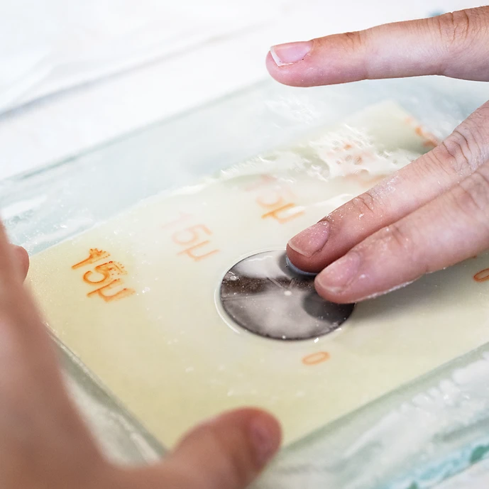 エナメル文字盤の研磨工程