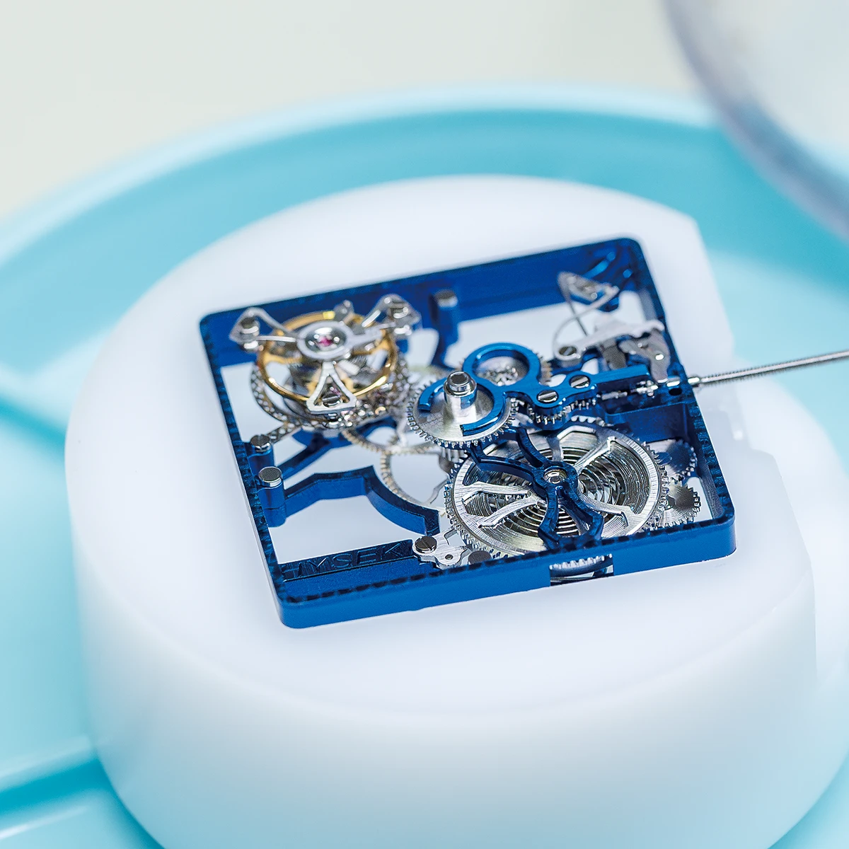 組み立て中の「フルティフ スケルトントゥールビヨン」