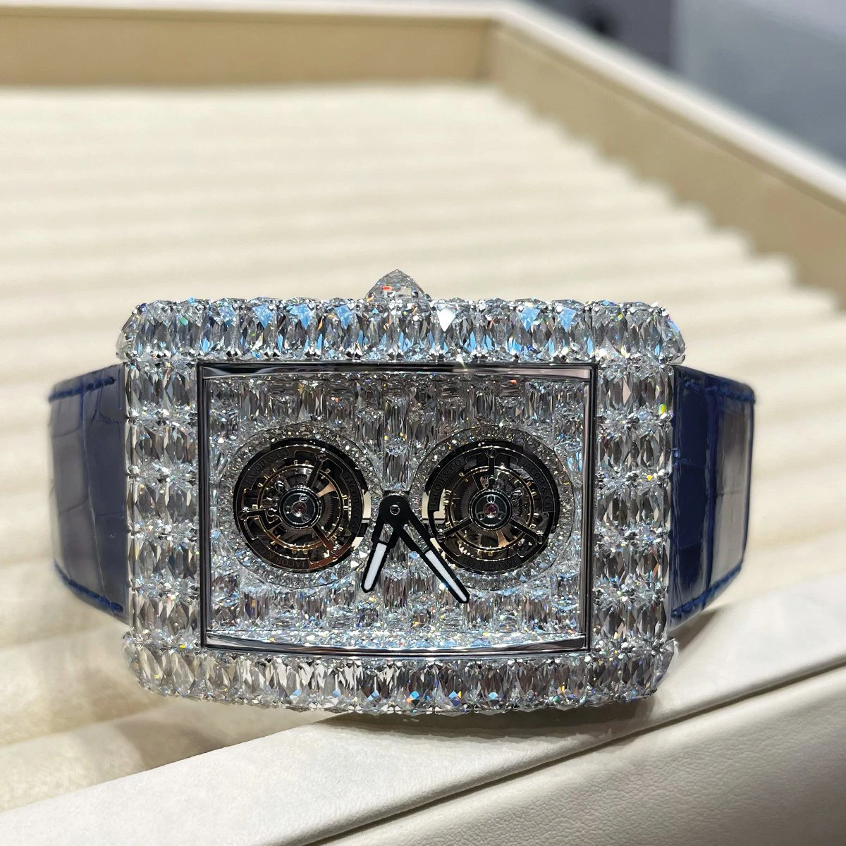 ジェイコブ&コー「ビリオネア ダブル トゥールビヨン エンジェルカット」