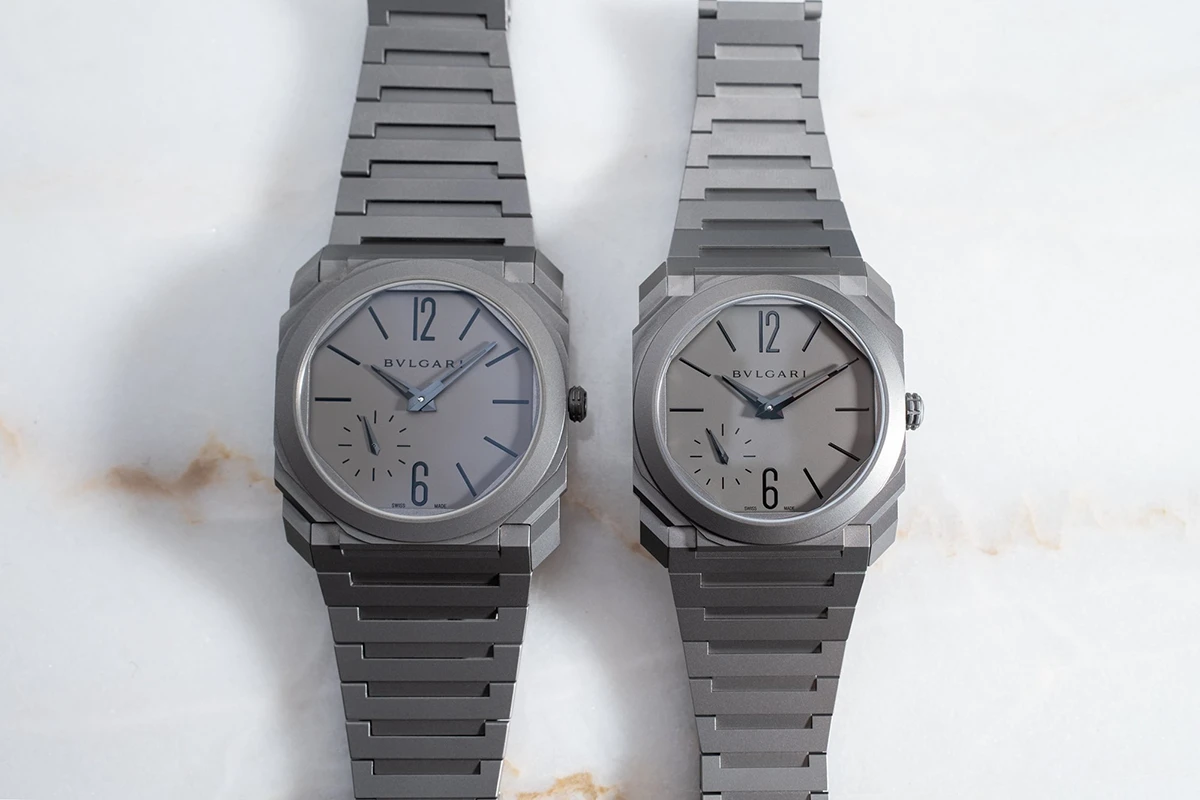 40mmのブルガリ オクト フィニッシモ（左）と、隣に並ぶ新作の37mmモデル