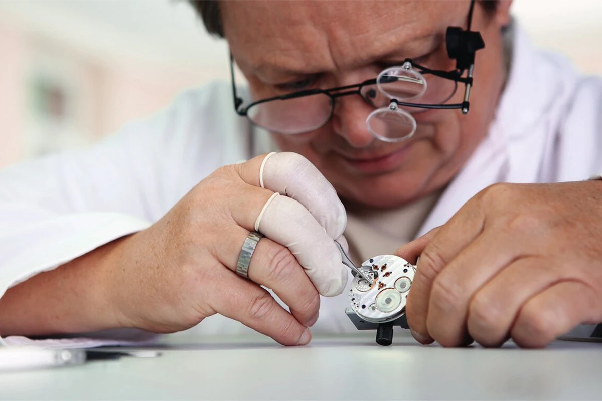 ブルーノ・ゾンレで働く時計職人