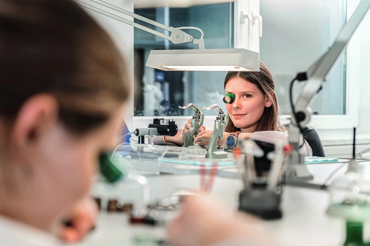 ノイティッシェ・インスツルメンテ・ミューレ・グラスヒュッテの工房内にて