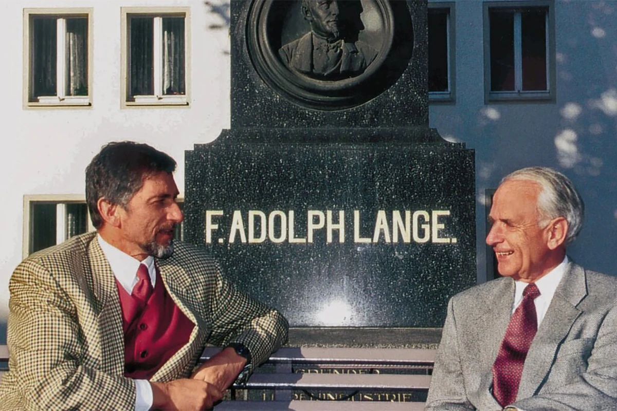 グラスヒュッテにあるフェルディナント・アドルフ・ランゲの記念碑の前に立つギュンター・ブリュームライン（左）とウォルター・ランゲ