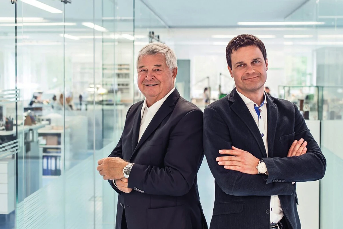 事業を運営するミューレ家第4代目のハンス＝ユルゲン（左）と第5代目のティロ・ミューレ