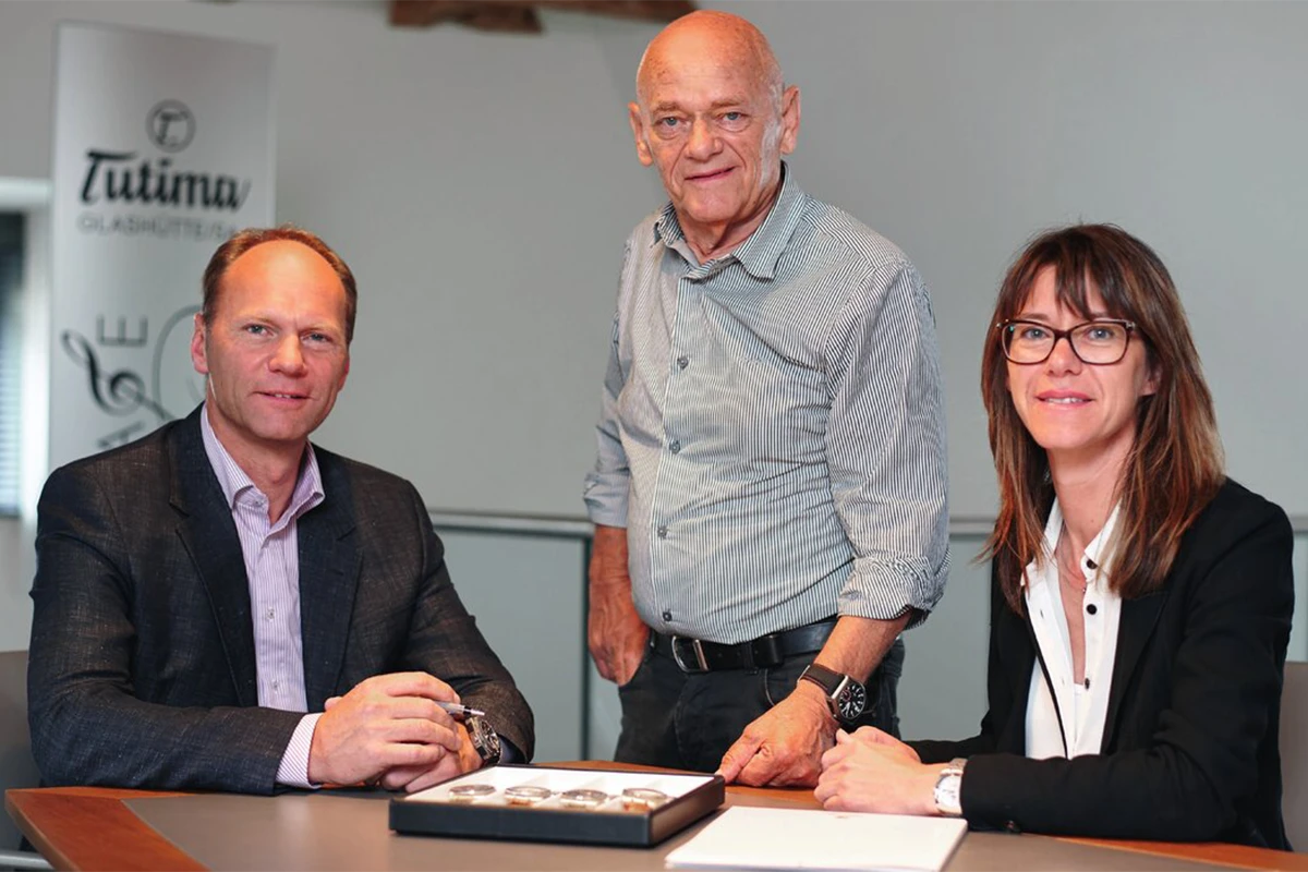 立っているのがディーター・デレカテ。彼とともにいるのは、チュチマでクルツ博士の遺産を引き継いだ子供たちのヨルグとウテ