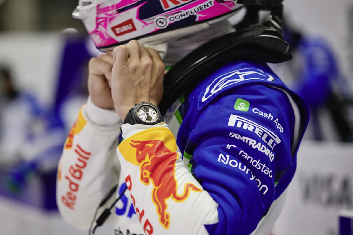 F1ドライバー、リアム・ローソンの手首を飾る「ブラックベイ クロノ “カーボン 26”」。サーキットの緊張感と呼応するレーシングクロノグラフ