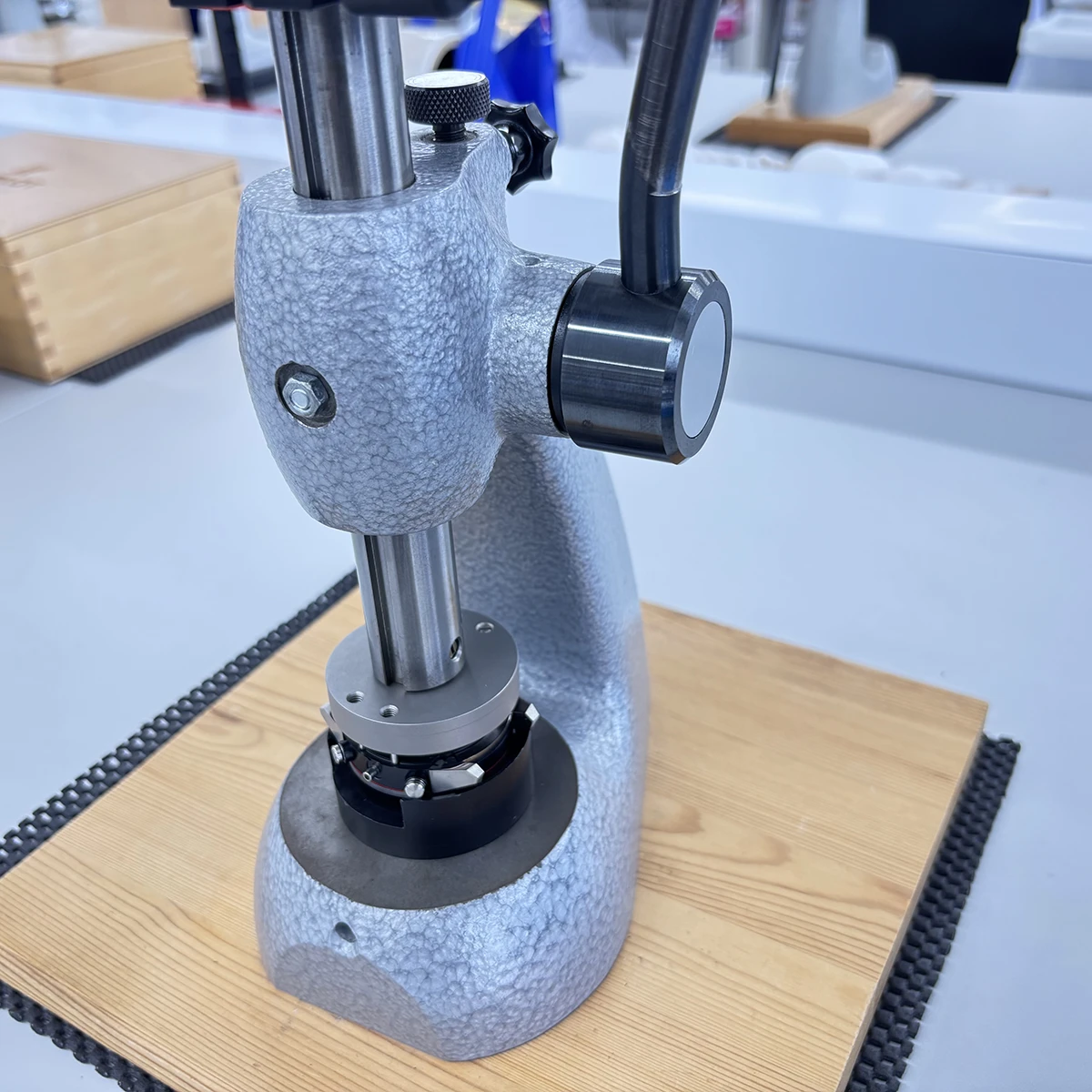 ケースからベゼル部を外す専用工具