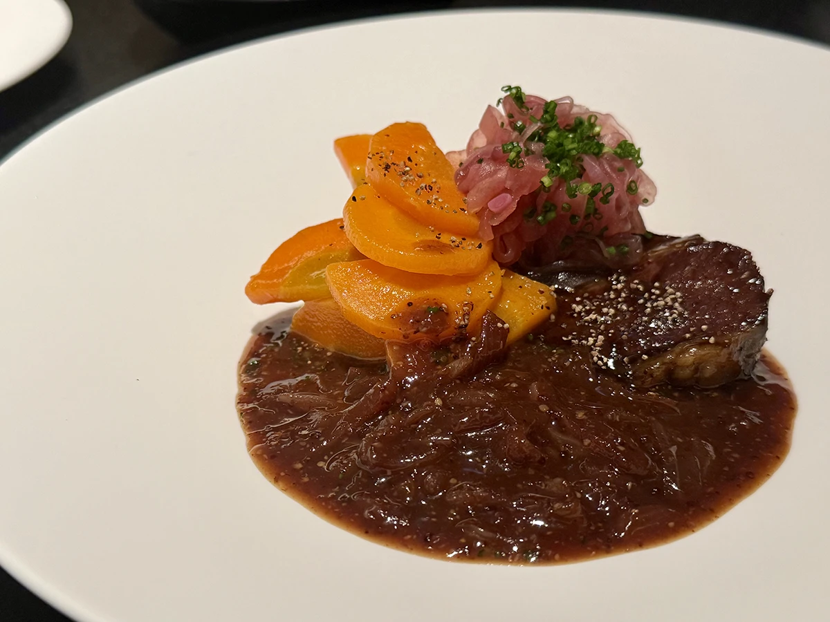 牛ほほ肉のコンフィ赤ワイン仕立て 人参のフォンダン