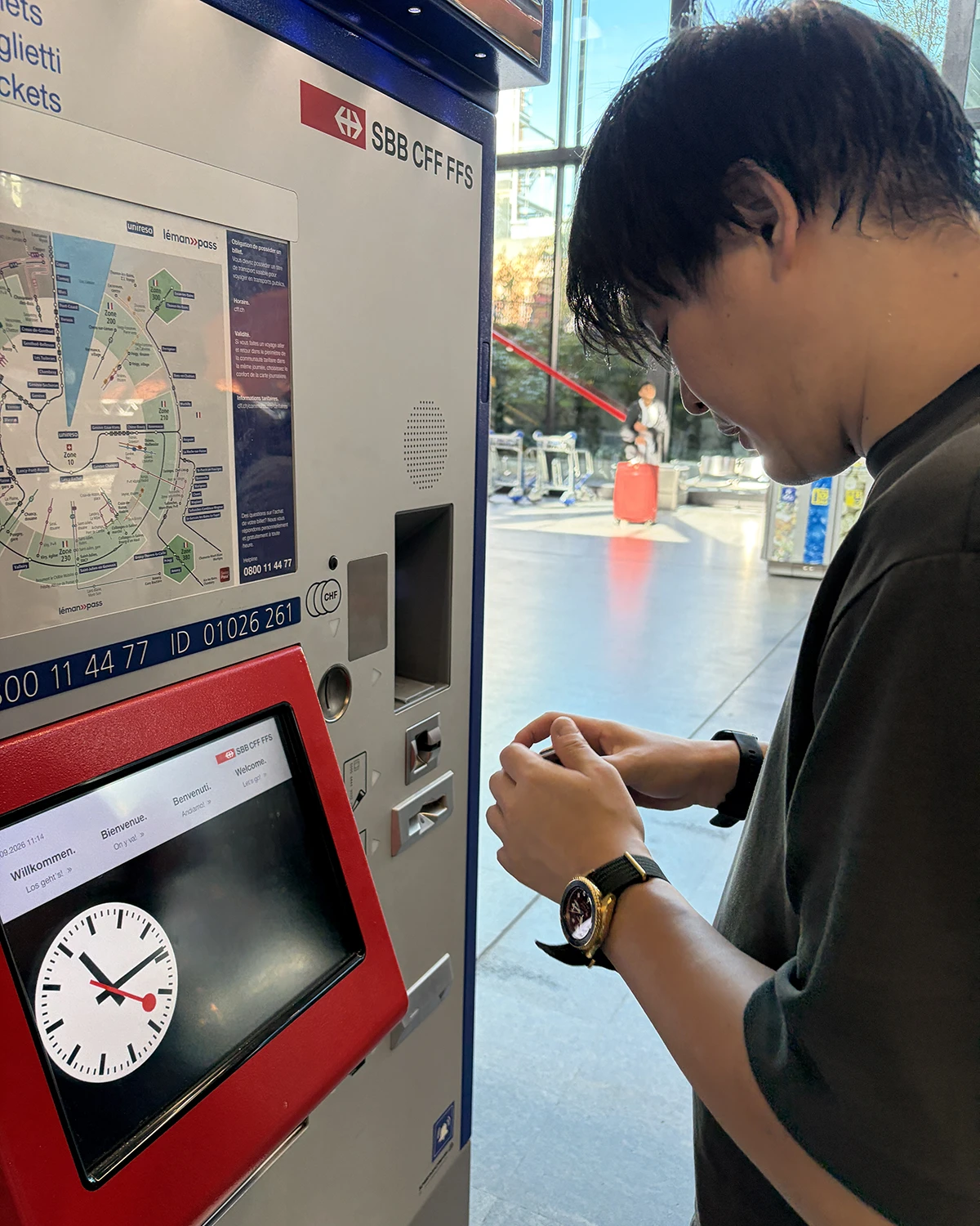 電車のチケットを購入する細田